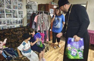 🎒Портфель, планшет и немного тепла: как мариупольские священники собрали детей в школу